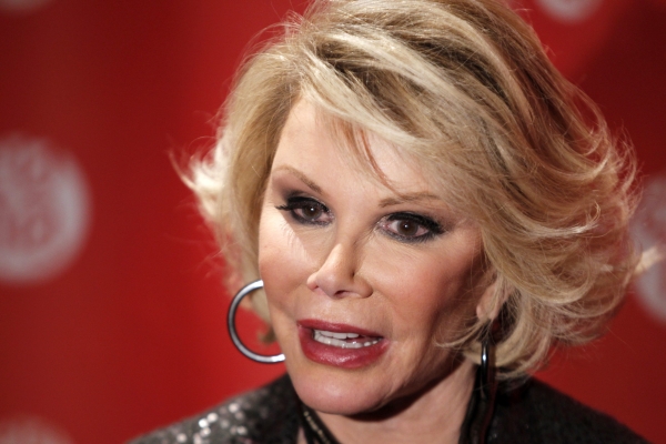 Joan Rivers estava internada desde a semana passada por causa de uma complicação de cirurgia na garganta. | Reuters