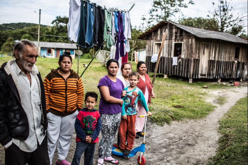 Família Mendes Martins. Da esquerda para direita: Arlindo, Rafaela, Micheli, Rosieli e Lurdes. Junto com eles os filhos de Rafaela e Micheli | Brunno Covello / Gazeta do Povo