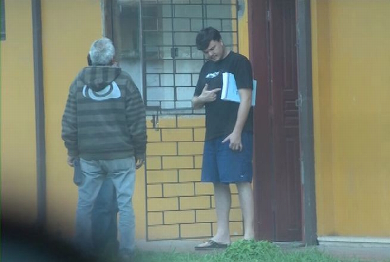 Flagrante de Anderson atendendo cliente fora da cela da PM | Reprodução Gazeta do Povo