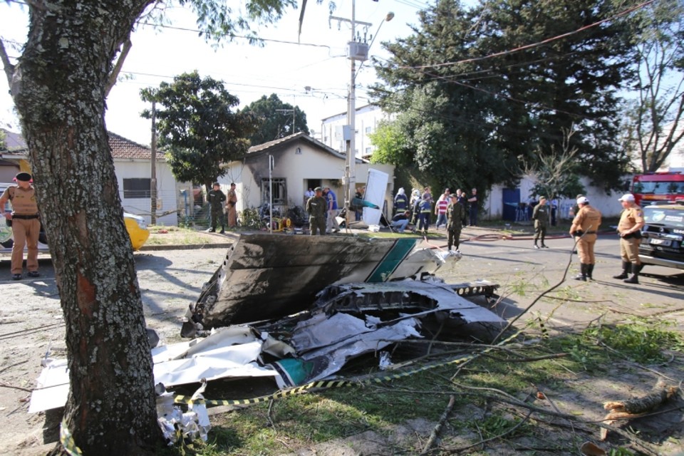 O avião atingiu uma casa e um carro ao cair depois de decolar do aeroporto do Bacacheri | Daniel Castellano / Gazeta do Povo