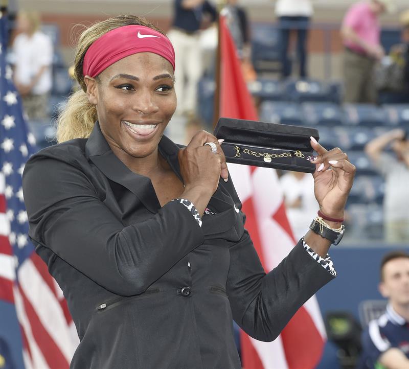 Serena Williams comemora sua vitória no US Open, título que a coloca na primeira posição do ranking do WTA | EFE/EPA/JOHN G. MABANGLO