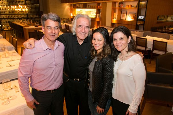 O pianista e maestro João Carlos Martins com Luiz Antonio Abagge , sócio do restaurante La Varenne, sua filha Maria Vitória Abagge e a jornalista Andréa Sorgenfrei durante jantar após visitar a Casa Cor, onde é homenageado noLounge do Maestro, ambiente do Grupo Thá | Naideron Jr.