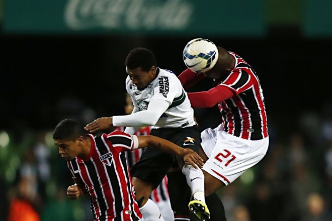 Rosinei, do Coritiba, disputa a bola com Denilson e Edson Silva, do São Paulo |