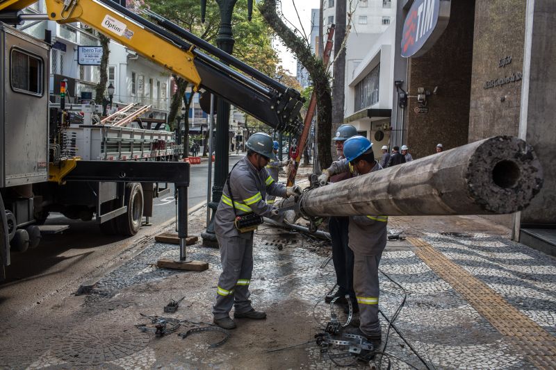 Os postes de viação elétrica e telefônica foram retirados na manhã desse sábado (6) da rua Comendador Araújo, entre as ruas Visconde de Nacar e Desembargador Mota | Maurilio Cheli / Prefeitura de Curitiba / Divulgação
