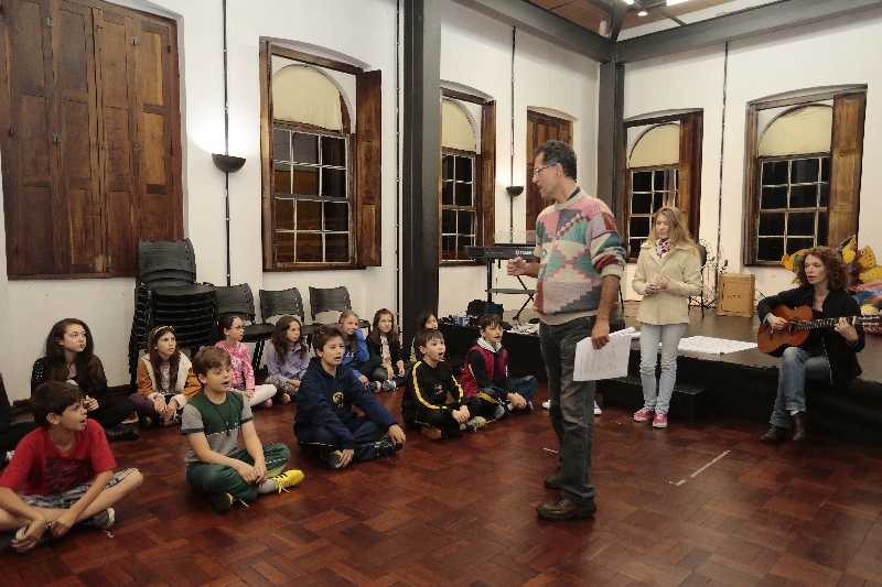 Coral Brasileirinho, durante ensaio: papel na formação de futuros músicos e na difusão da música brasileira | Cesar Machado/Gazeta do Povo