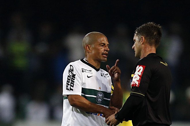 No intervalo, Alex reclama com o árbitro Vinícius Furlan o pênalti marcado para o Cruzeiro contra o Coritiba | Albari Rosa / Gazeta do Povo