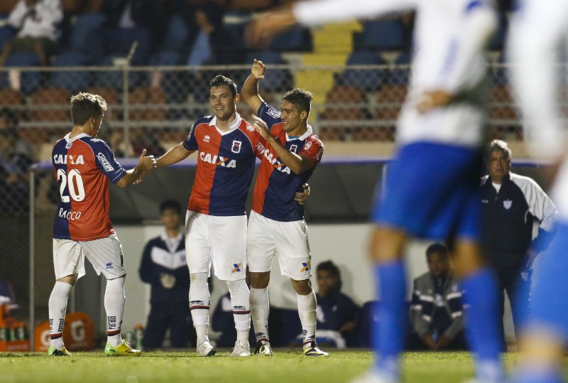 Jean comemora gol de empate contra o Avaí na Vila Capanema | Hugo Harada / Gazeta do Povo