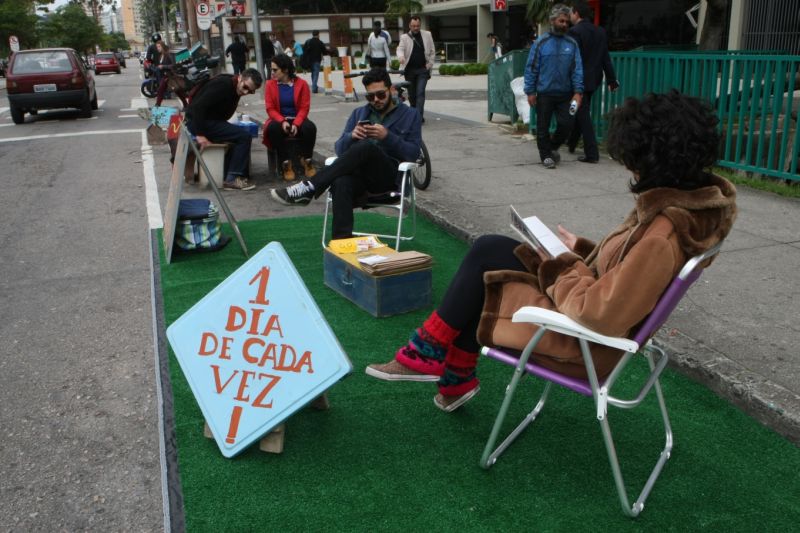 Em vagas para carros, integrantes de ONG ocupam espaços para leituras e outras atividades | Aniele Nascimento/ Agência de Notícias Gazeta do Povo