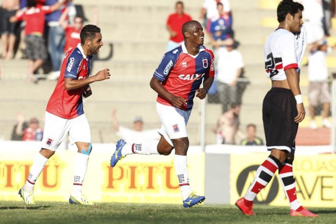 Adaílton comemora o primeiro gol do Paraná na vitória sobre o Santa Cruz |