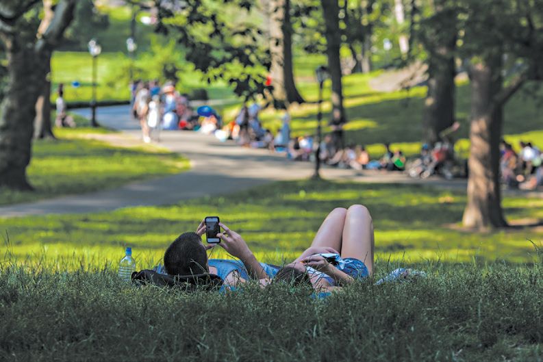 Para cientistas, a incapacidade das pessoas de se afastar de seus smartphones pode atrapalhar o pensamento criativo | Emon Hassan PARA The New York Times