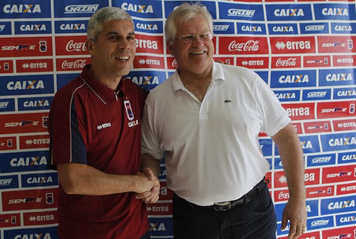 Presidente Rubens Bohlen cumprimenta Ricardinho: diretoria promete "jogar claro" com o treinador em sua segunda passagem na Vila Capanema | Jonathan Campos / Gazeta do Povo
