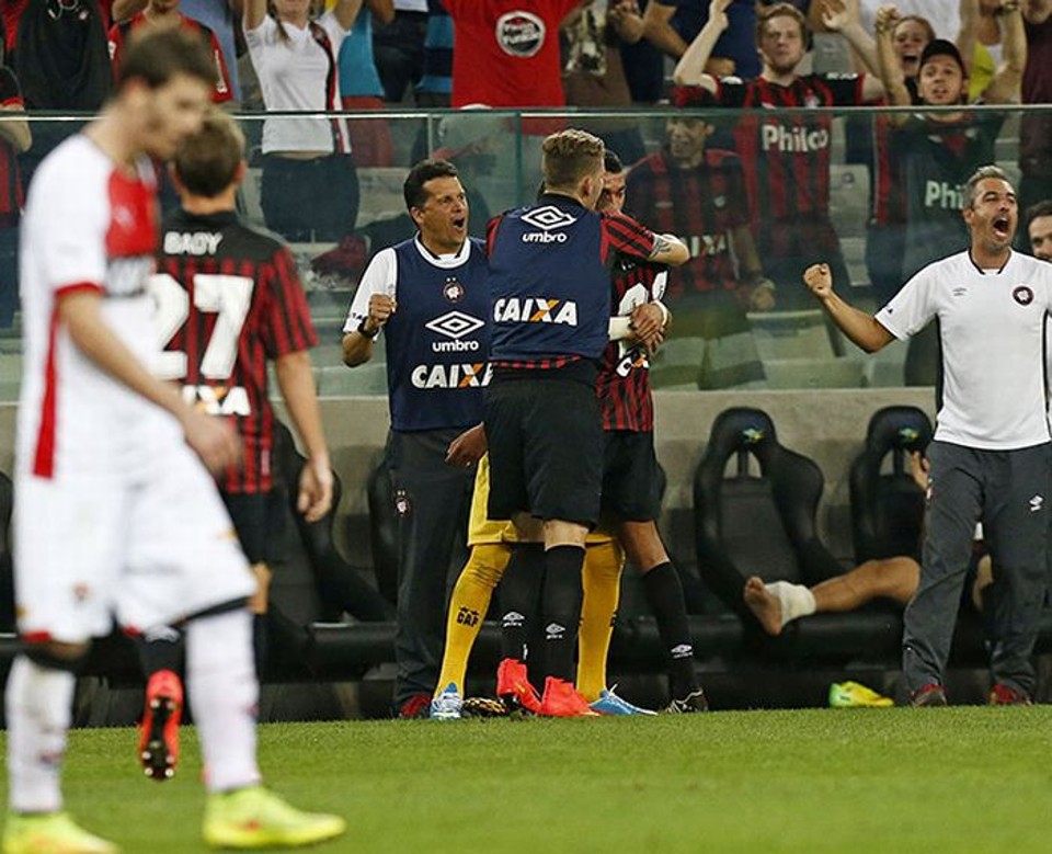 Claudinei Oliveira comemora gol de Hernani diante do Vitória: treinador gostou da postura tática do Atlético | Antonio More / Gazeta do Povo