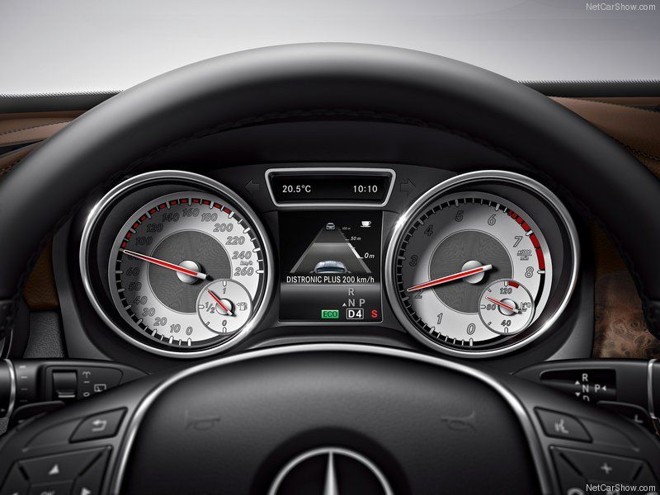 Modelo oferece o padrão de requinte da Mercedes. Ar-condicionado de duas zonas e sistema multimídia com navegação disponível na versão intermediária Vision, que custa 149.900. |