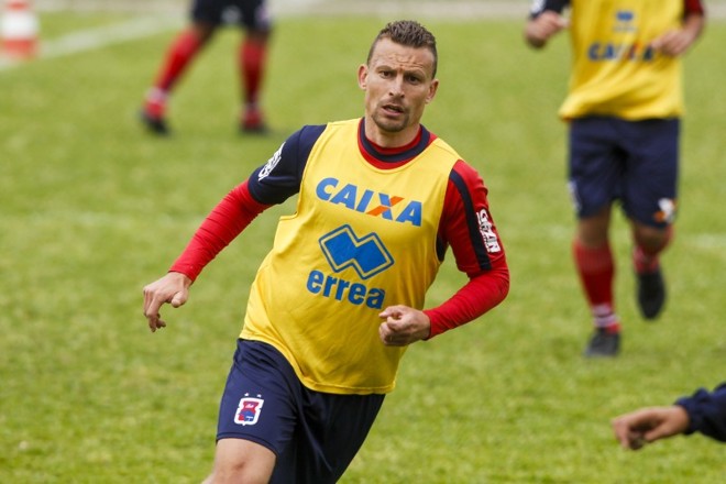 Zagueiro Cleiton, ex-Coxa, espera regularização na CBF para atuar pelo Paraná | Brunno Covello / Gazeta do Povo
