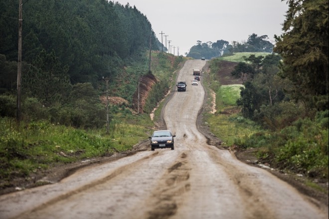 Asfaltamento da PR-364, entre São Mateus do Sul à Irati, é promessa política há anos. Na foto, trecho da rodovia perto de Rebouças |