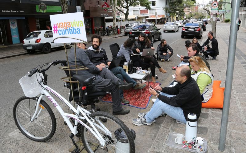 Ativistas ocuparam vagas originalmente destinadas a carros | Ivonaldo Alexandre/Agência de Notícias Gazeta do Povo