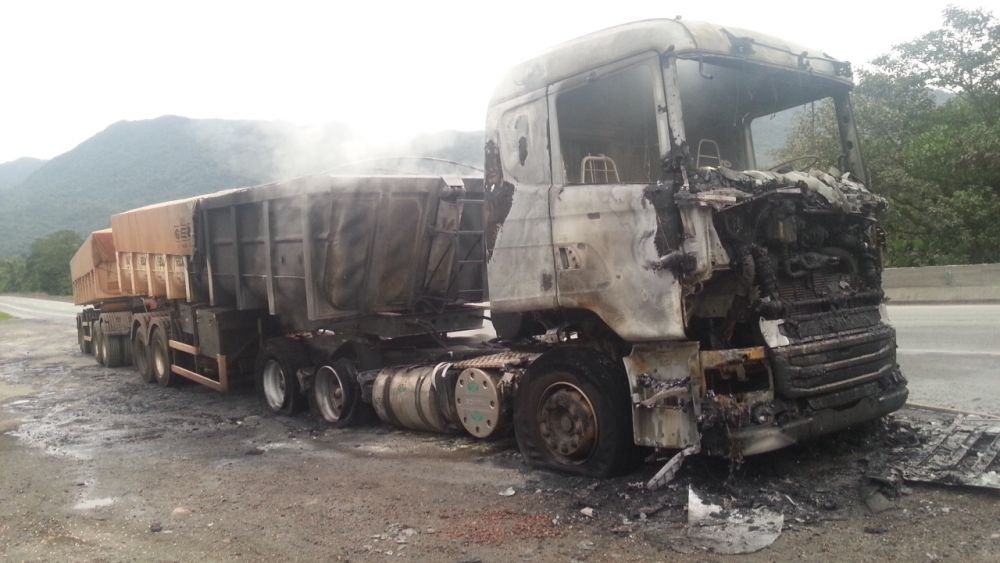 Caminhão ficou danificado após pegar fogo, na BR-376 | Divulgação/PRF