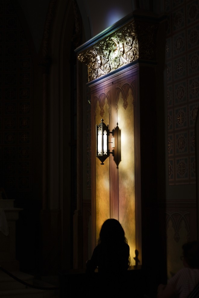 Fiel reza no silêncio do templo dedicado a Nossa Senhora da Luz dos Pinhais | 
