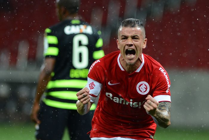 Dalessandro comemora o primeiro gol na vitória do Internacional contra o Coritiba | Folhapress