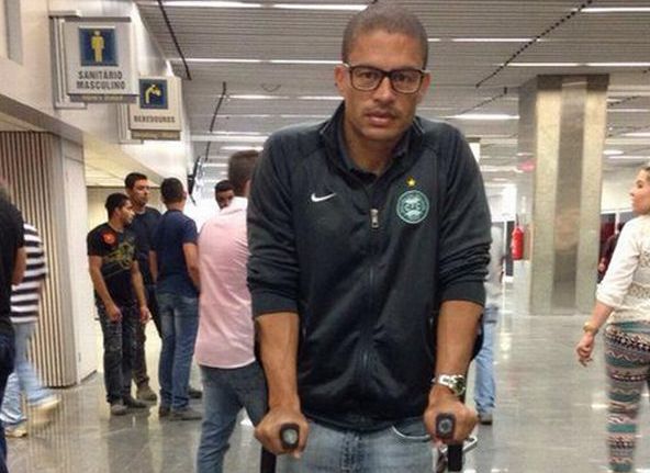 Alex chega a Curitiba de muletas após se contundir no jogo com o Flamengo | Reprodução Facebook