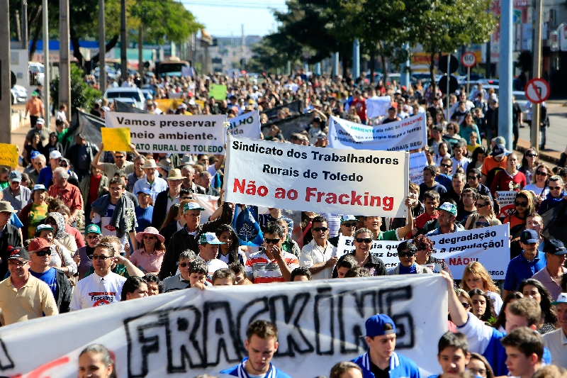 Com cartazes e palavras de ordem, cerca de mil pessoas foram às ruas: medo de tremores de terra e da contaminação da água | Cesar Machado/Vale Press