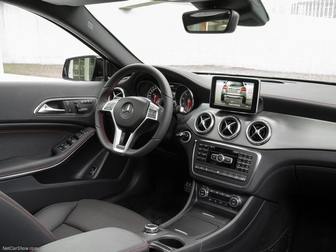 Modelo oferece o padrão de requinte da Mercedes. Ar-condicionado de duas zonas e sistema multimídia com navegação disponível na versão intermediária Vision, que custa 149.900. |