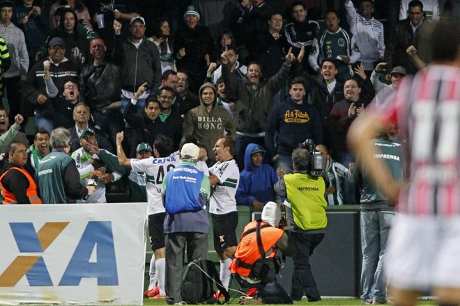 Torcida do Coritiba comemora primeiro gol de Joel | 