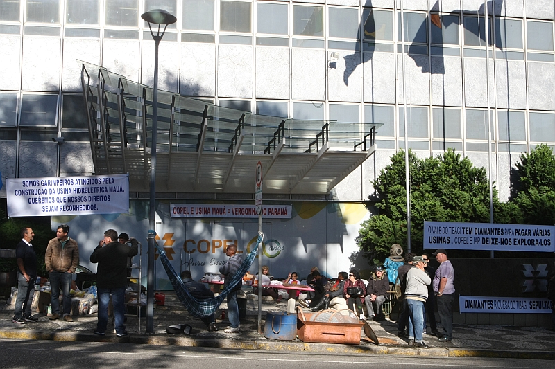 Garimpeiros da região de Tibagi protestam em frente à sede da Copel, em Curitiba | Aniele Nascimento / Agência de Notícias Gazeta do Povo
