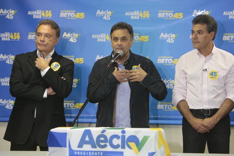 Aécio entre Alvaro Dias e Beto Richa: esperança em estar no segundo turno da disputa presidencial | Cesar Machado/ Gazeta do Povo