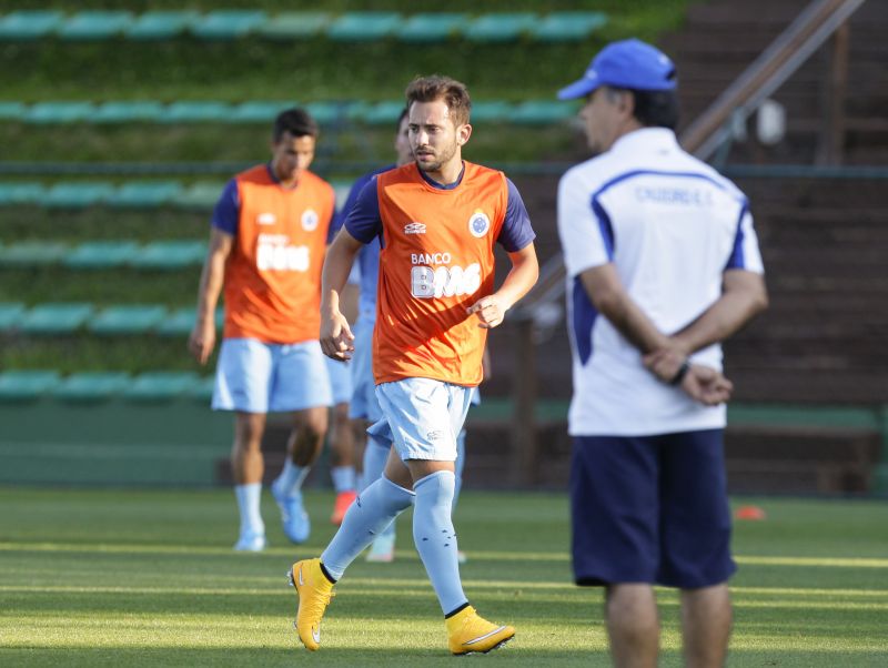 Éverton Ribeiro treina no Ecoestádio para o confronto com o Coritiba, time que defendeu entre 2011 e 2012. O técnico Marcelo Oliveira, de costas na foto, também tem história no Alto da Glória | Daniel Castellano/ Gazeta do Povo
