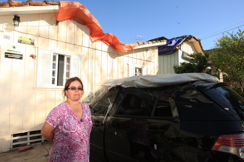 Varlete em frente da casa e do carro atingidos pelo Cessna | Ivonaldo Alexandre/Gazeta do Povo