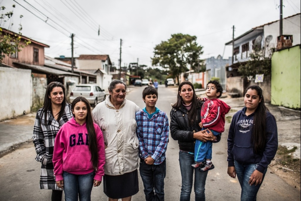 A doméstica Maria Helena Otaviano (59) e as filhas Vanusa (33) e Sirlei (32) moram na Vila Naime, uma comunidade do Jardim Itália em São José dos Pinhais. Na foto, Matheus Marcos (14) está ao lado da avó e junto com Stefanie (14), Jennifer Thais (12) e Derek (2), filhos de Sirlei