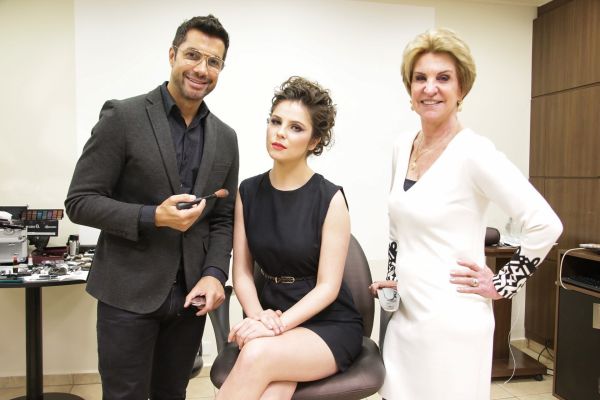 Fernando Torquatto esteve ontem na Academia BLZ, da empresária Claudete Matte (à dir.), para um concorrido workshop sobre maquiagem para profissionais da cidade. Com eles na foto, a modelo Débora Silva | Naideron Jr.