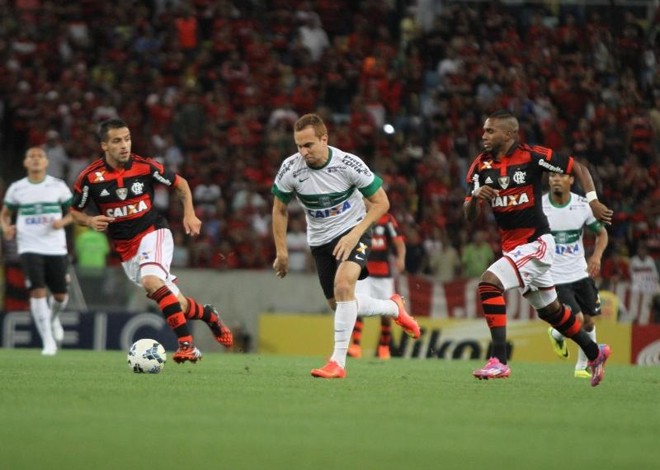 Zé Love tenta furar defesa do Flamengo no Maracanã | 