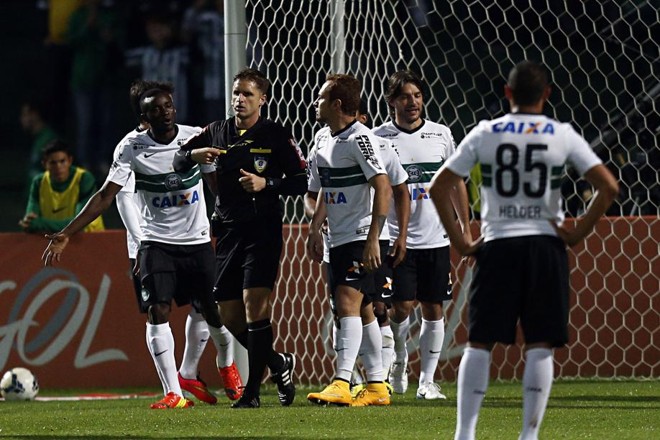 Jogadores do Coritiba reclamam de pênalti marcado pelo árbitro Vinícius Furlan para o Cruzeiro | 