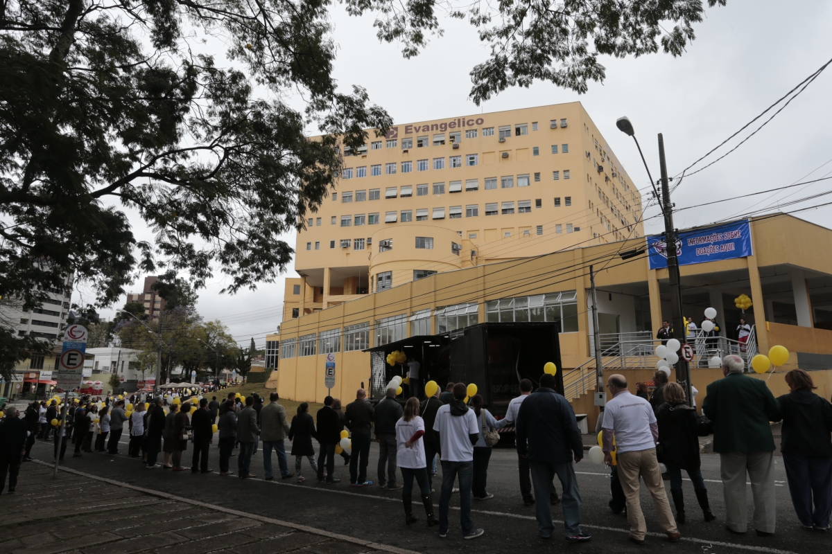 Cerca de mil pessoas abraçaram o Hospital Evangélico na manhã desse sábado | César Machado/Agência de Notícias Gazeta do Povo