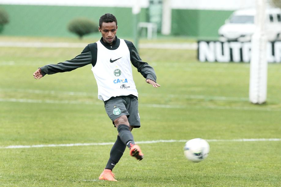 O meia-atacante Élber é um dos cotados para ser titular do Coritiba no jogo com o Internacional em Porto Alegre | Cesar Machado / Gazeta do Povo