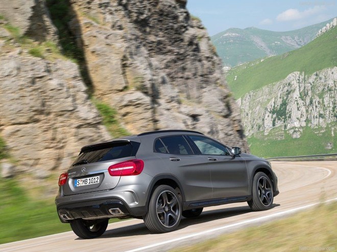 O carro desembarca em três versões: GLA 200 Advance, que custará R$ 132.900, GLA 200 Vision, de R$ 149.900, e GLA 200 Vision Black Edition, de R$ 152.900 |