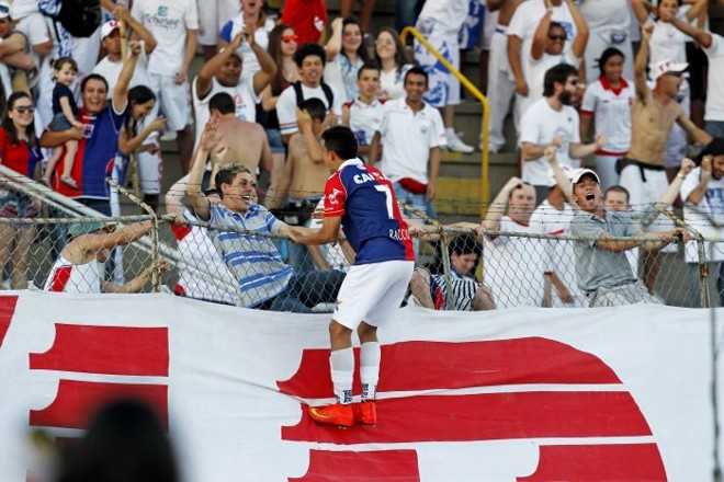 Tiago Alves comemora com a torcida o segundo gol do Paraná na vitória sobre o Santa Cruz |