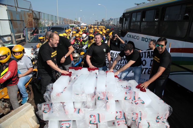 Segundo os servidores federais, paredão simboliza o que eles fazem na fronteira: enxugar gelo | Kiko Sierich/Gazeta do Povo