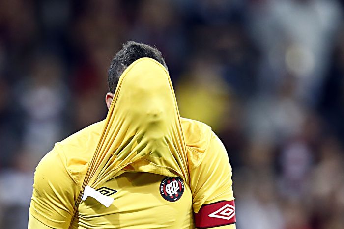 Goleiro Weverton lamenta a desclassificação do Atlético diante do América-RN | Albari Rosa / Gazeta do Povo