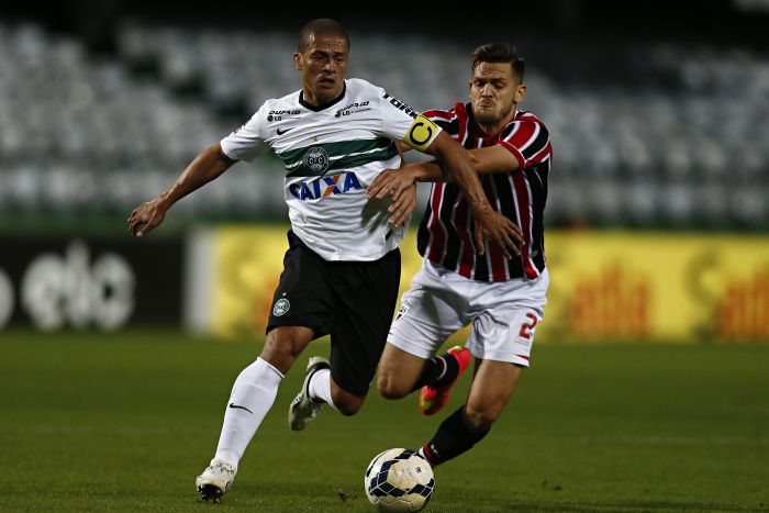 Após vitória sobre o São Paulo, Alex agradeceu os profissionais do departamento médico do Coritiba trataram sua lesão nas costas | Albari Rosa / Gazeta do Povo