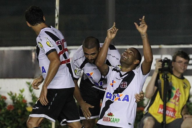 Zagueiro Rodrigo comemora seu gol na vitória vascaína |