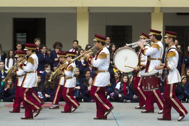A escola Sagrado Coração de Jesus promove uma solenidade cívica todas as semanas, na qual o Hino Nacional é cantado por todos os alunos |