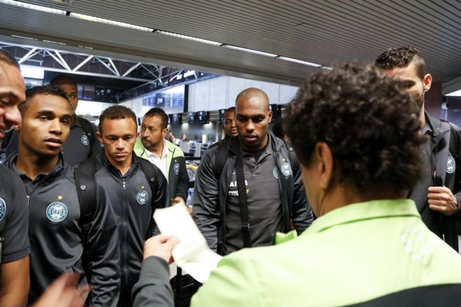 Elenco do Coritiba embarcou para Recife no fim da manhã |