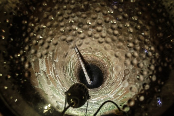 Poço de água não potável que foi cavado para a construção da catedral (ocorrida em 1876 e 1893), usado para descarte dos santos óleos. Local foi edescoberto sob o piso do presbitério na última restauração (2010-2012) | 