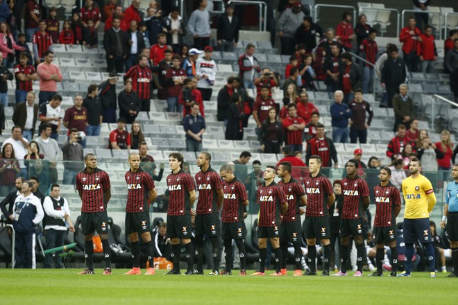 Equipe do Atlético alinhada para os hinos Nacional e do Paraná | 