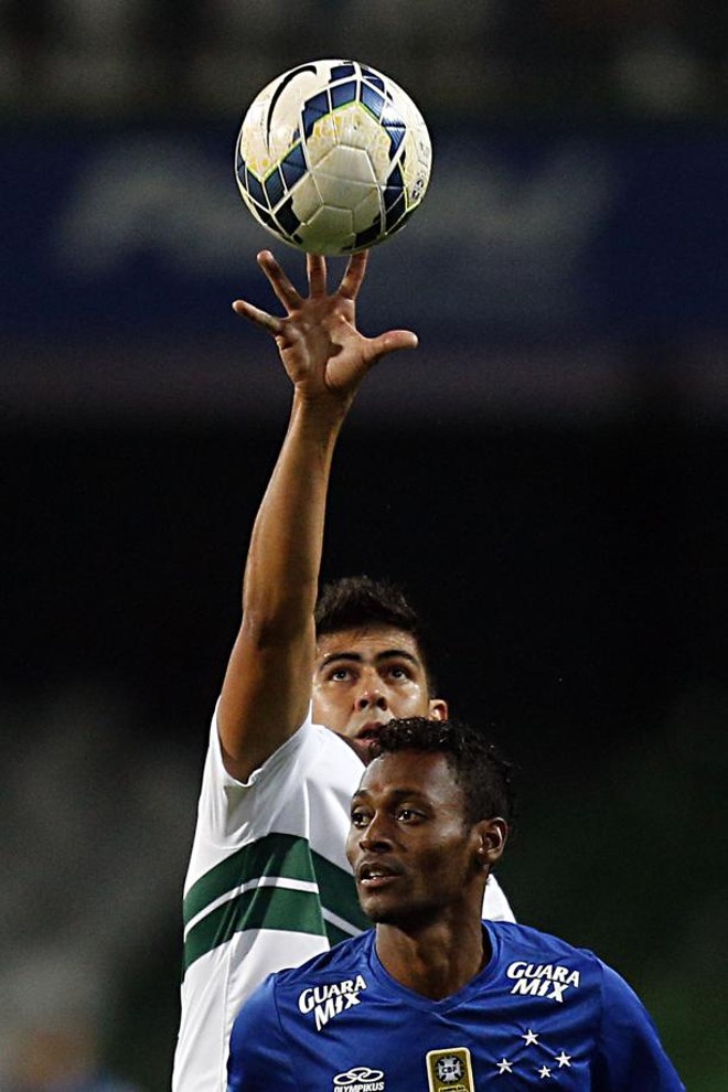 Zagueiro Leandro Almeida tenta alcançar a bola na derrota do Coritiba para o Cruzeiro | 