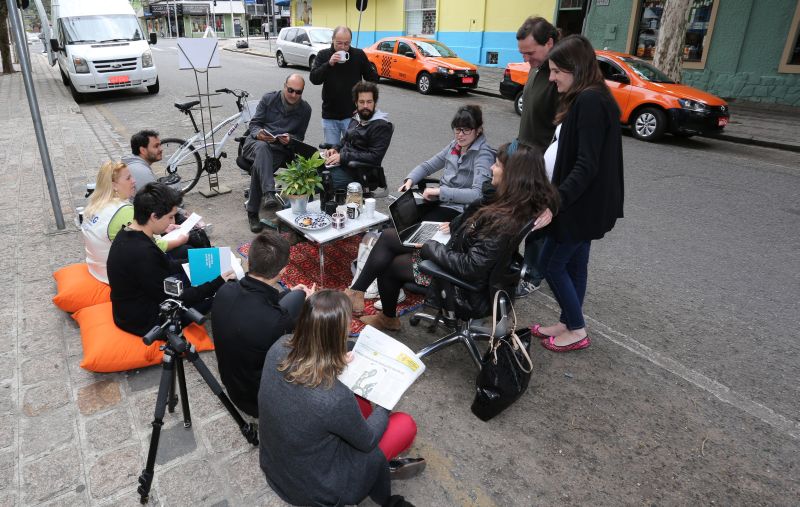Uma agência de marketing ocupou uma vaga de estacionamento na Rua Moysés Marcondes, literalmente, trabalhando nela | Ivonaldo Alexandre/Gazeta do Povo