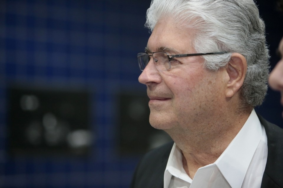 Requião costuma dizer que usa o dinheiro da aposentadoria para pagar ações judiciais | Cesar Machado/ Gazeta do Povo